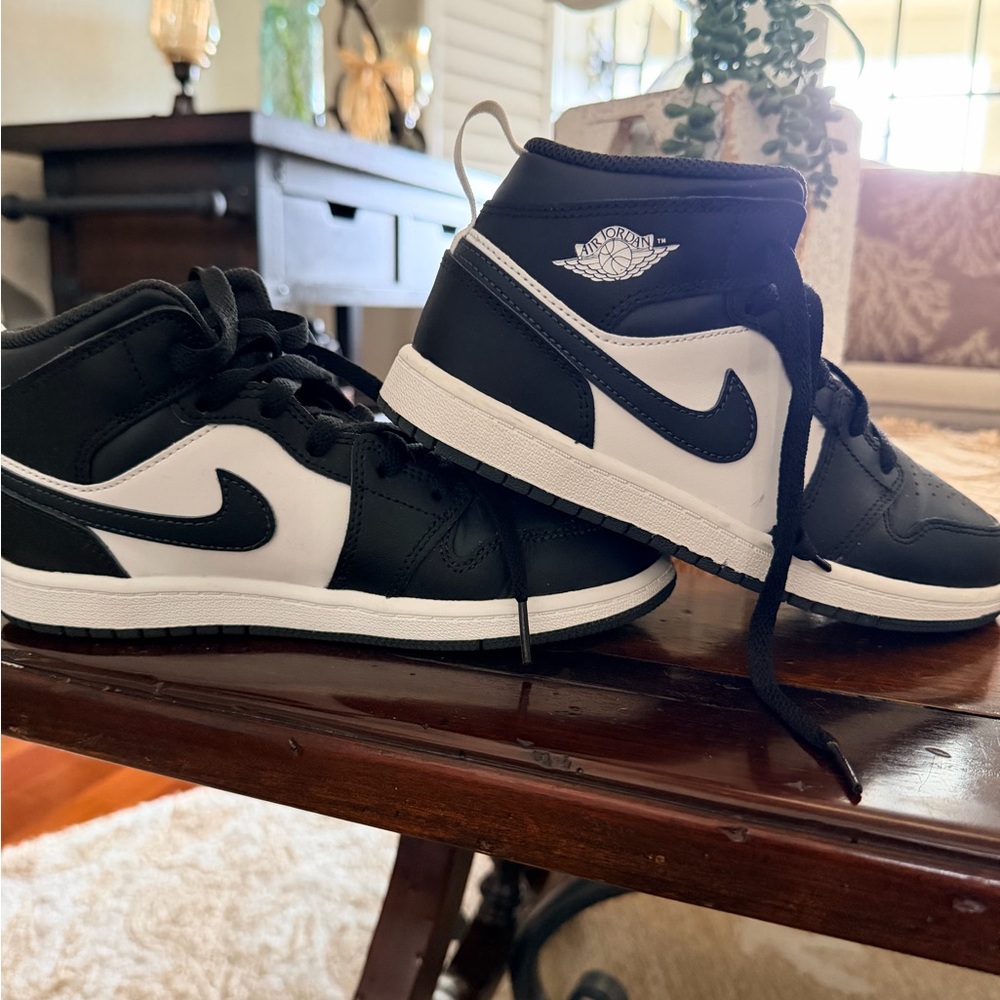 Nike AIR JORDAN - YOUTH Black and White Sneakers Size 3 youth